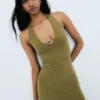 Vestido midi com decote halter