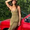 Vestido midi com decote halter