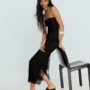 Vestido midi rústico com decote bandeau